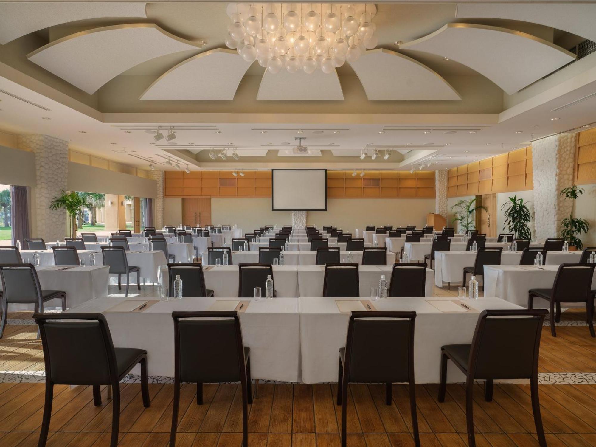 Ana Intercontinental Manza Beach Resort By Ihg Onna Exterior photo