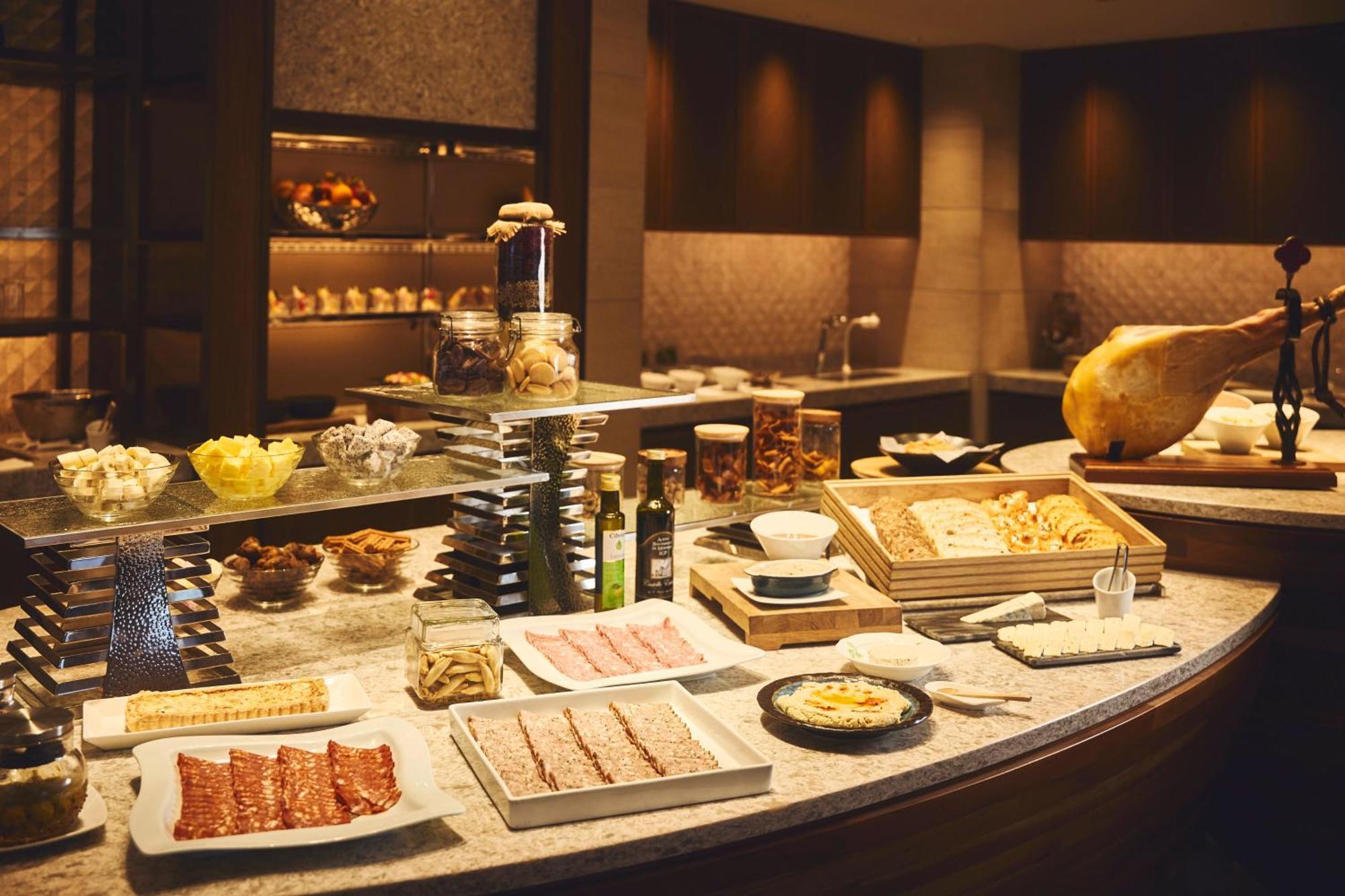 Ana Intercontinental Manza Beach Resort By Ihg Onna Exterior photo